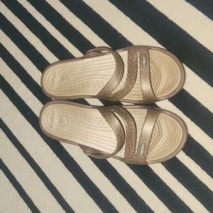 Mickey print CROCS, 7W, tan & gold